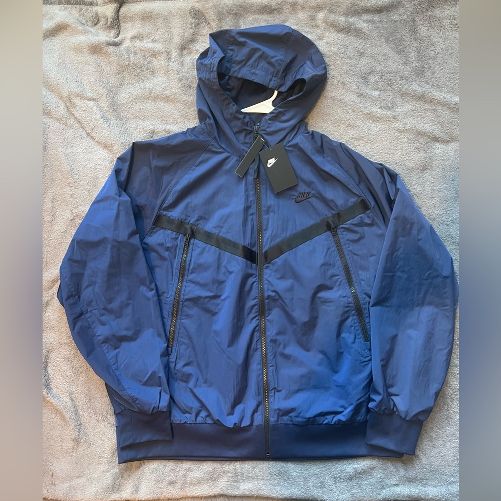 Nike Men's Premium Essentials Hooded Windrunner Jacket (XL)